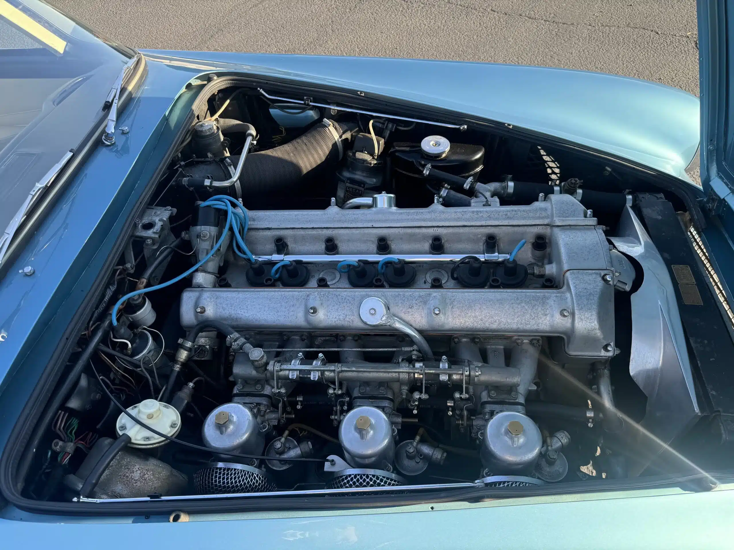Motorraum eines Aston Martin DB4 Serie III Vantage von 1961 mit originalem Reihensechszylindermotor
