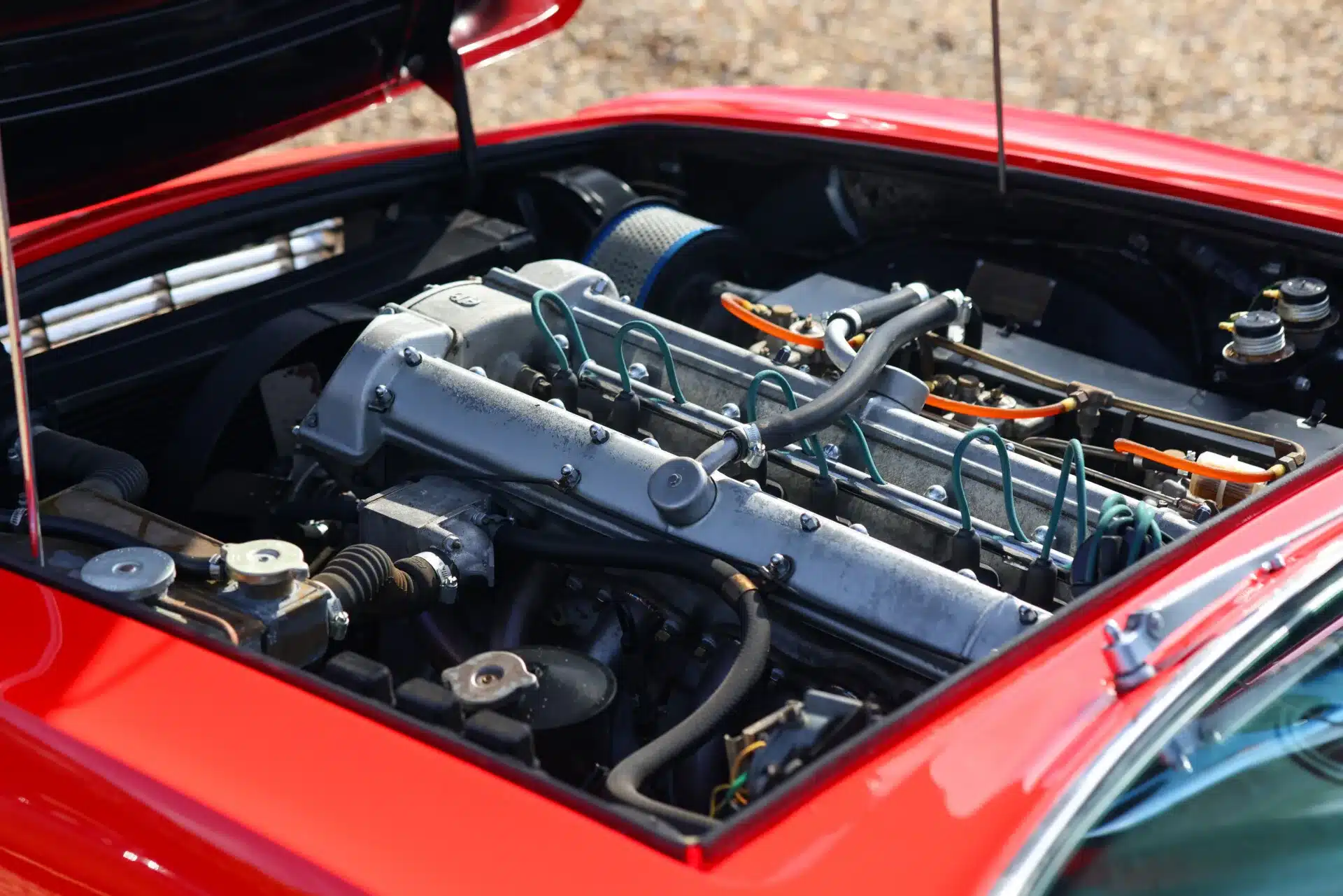 Der originale 4,0-Liter-Reihensechszylinder-Motor eines 1969 Aston Martin DBS im roten Motorraum.