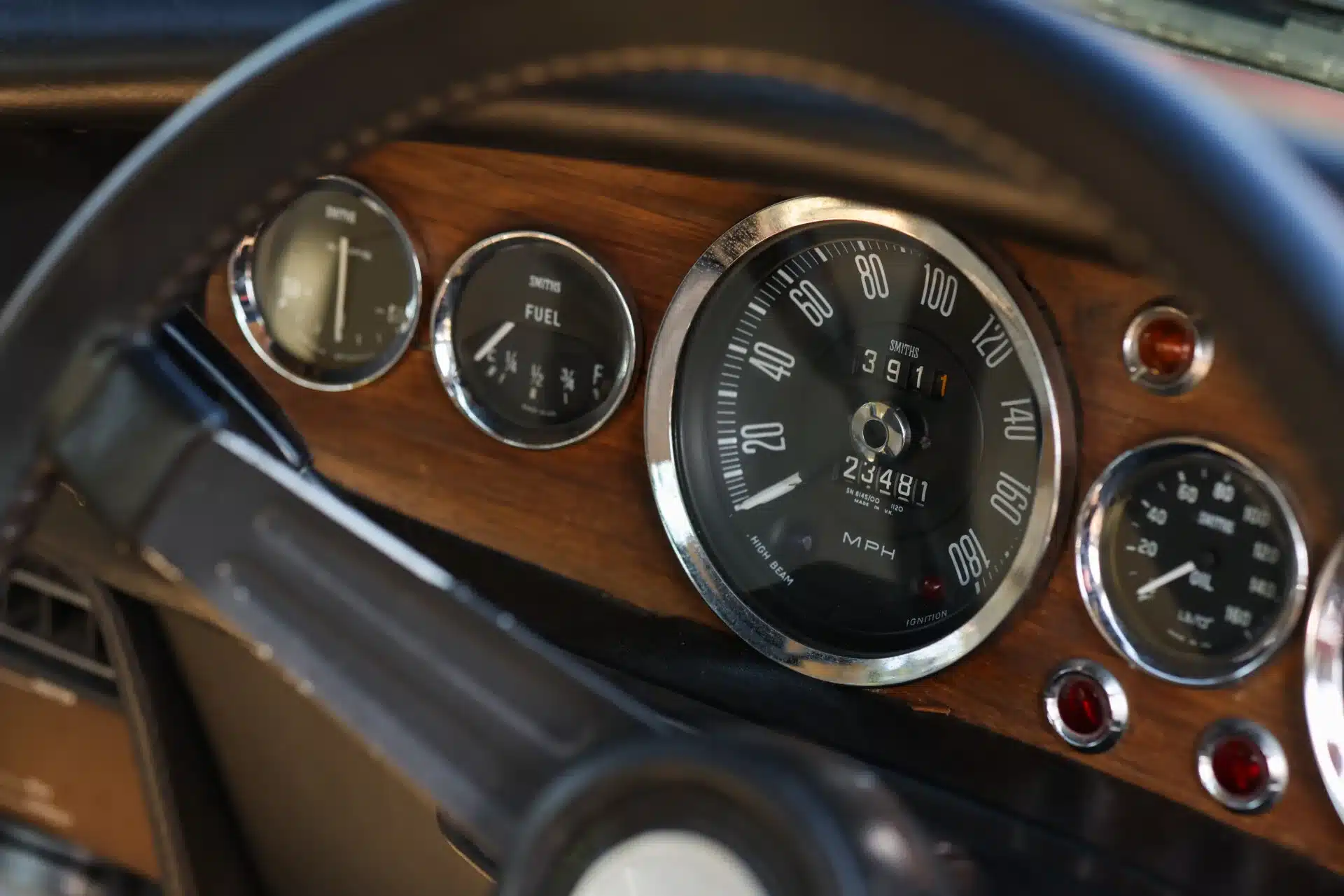 Innenansicht des klassischen Tachometers und Armaturenbretts eines Aston Martin DBS Baujahr 1969