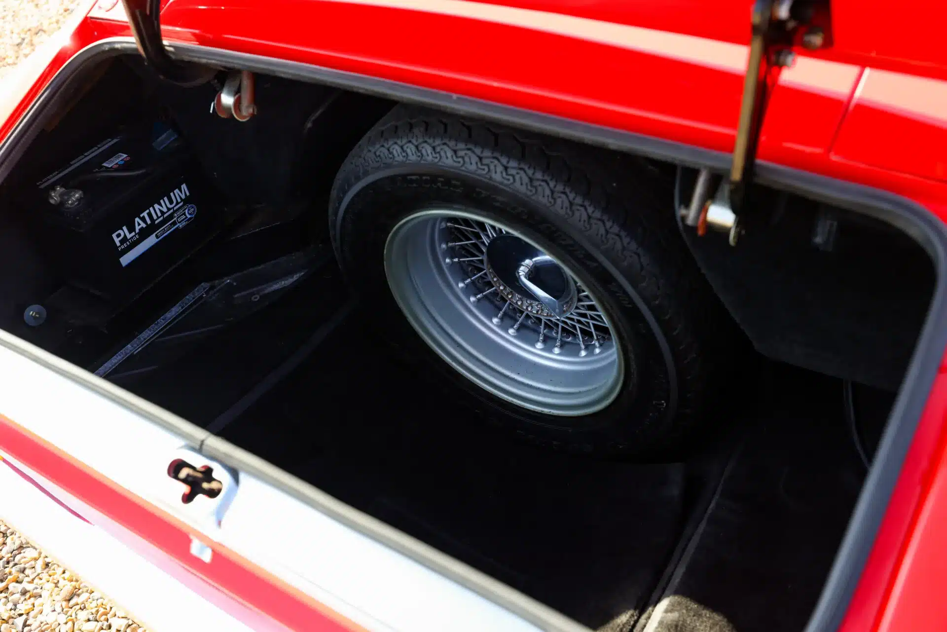 Kofferraum eines 1969 Aston Martin DBS mit eingebautem Reserverad und Batterie