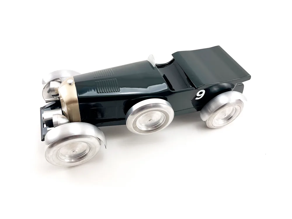 Modellauto 28 Tourer aus Holz und Aluminium als stilisierte Interpretation des Bentley Blower.