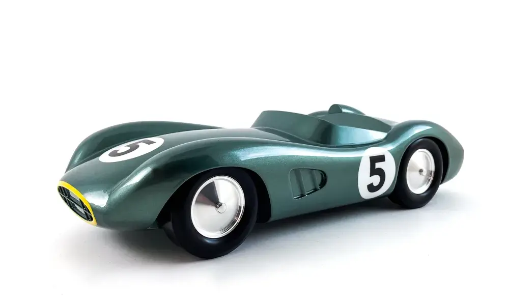 Abstrakte Skulptur eines Rennwagens, inspiriert vom Aston Martin DBR1, mit handlackierter Karosserie und Startnummer 5.