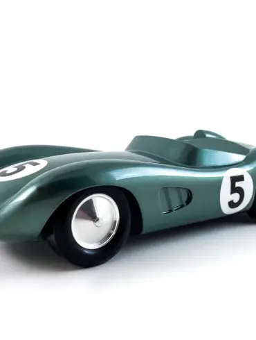 Abstrakte Skulptur eines Rennwagens, inspiriert vom Aston Martin DBR1, mit handlackierter Karosserie und Startnummer 5.