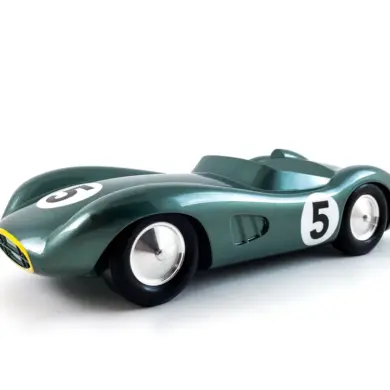 Abstrakte Skulptur eines Rennwagens, inspiriert vom Aston Martin DBR1, mit handlackierter Karosserie und Startnummer 5.