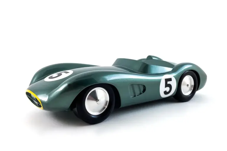 Abstrakte Skulptur eines Rennwagens, inspiriert vom Aston Martin DBR1, mit handlackierter Karosserie und Startnummer 5.