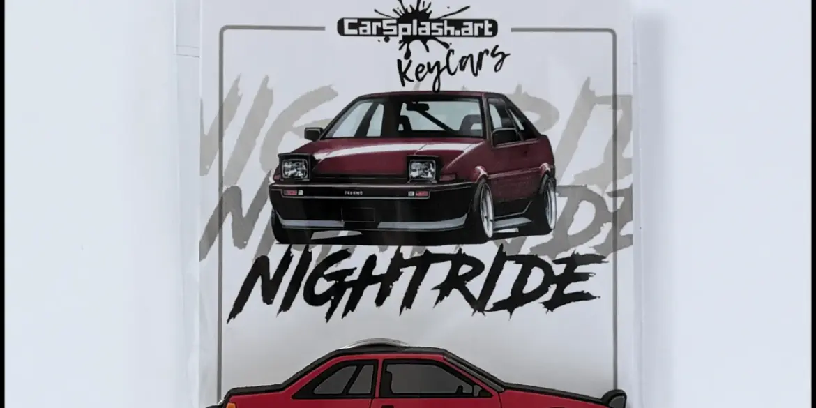 AE86 Nightride KeyCar Schlüsselanhänger in Originalverpackung mit handgezeichneter Illustration eines Toyota AE86.