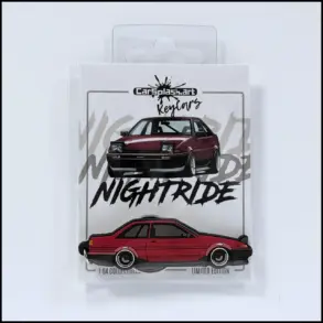 AE86 Nightride KeyCar Schlüsselanhänger in Originalverpackung mit handgezeichneter Illustration eines Toyota AE86.