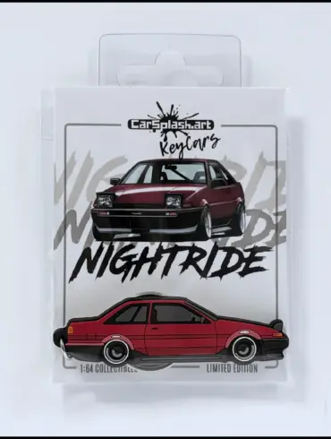 AE86 Nightride KeyCar Schlüsselanhänger in Originalverpackung mit handgezeichneter Illustration eines Toyota AE86.