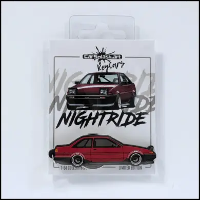AE86 Nightride KeyCar Schlüsselanhänger in Originalverpackung mit handgezeichneter Illustration eines Toyota AE86.
