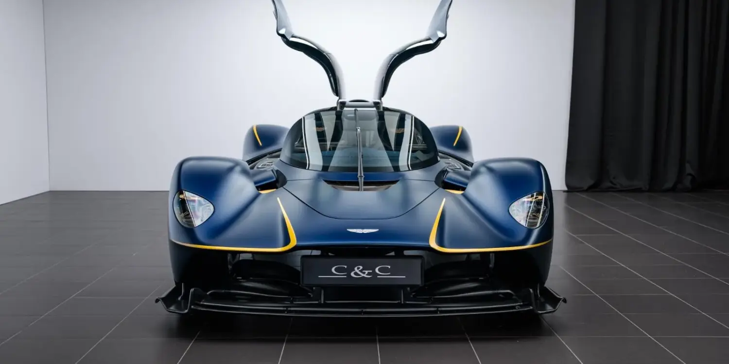 Aston Martin Valkyrie Blau Frontansicht mit geöffneten Flügeltüren in Studio