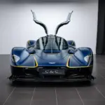 Aston Martin Valkyrie Blau Frontansicht mit geöffneten Flügeltüren in Studio