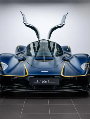 Aston Martin Valkyrie Blau Frontansicht mit geöffneten Flügeltüren in Studio