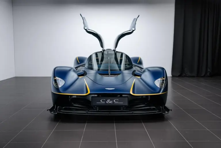 Aston Martin Valkyrie Blau Frontansicht mit geöffneten Flügeltüren in Studio