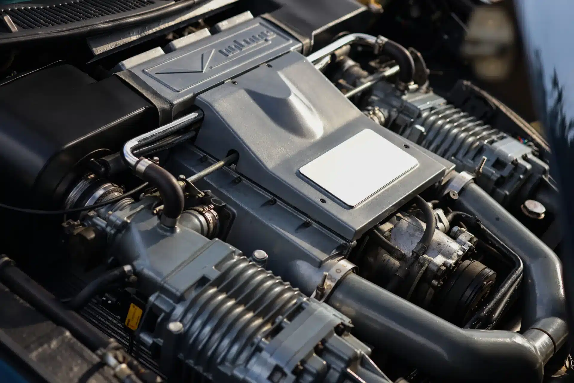 Detailaufnahme des V8-Motors mit Kompressoren im Aston Martin Vantage V550