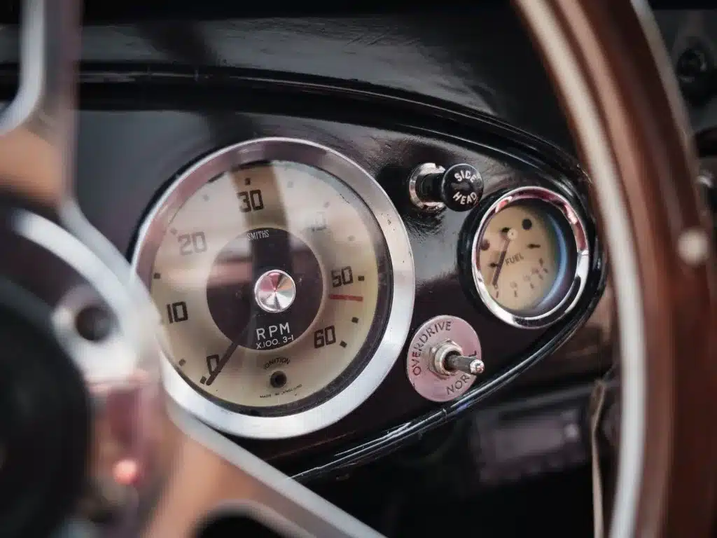 Nahaufnahme des Kombiinstruments im Austin-Healey 3000 MK1 BT7 mit Drehzahlmesser und Overdrive-Schalter