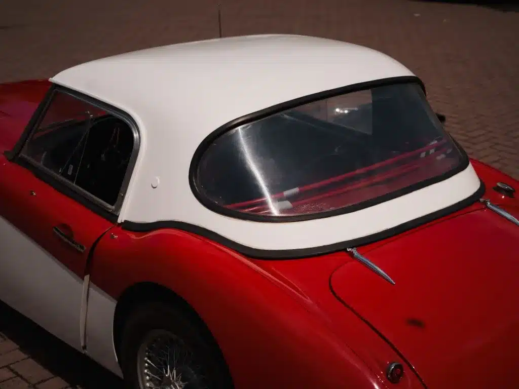 Austin-Healey 3000 MK1 BT7 von 1959 mit originalem weißem Werks-Hardtop, Detailansicht Heck und Dach.
