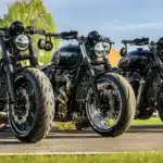 Drei individuell gestaltete Bespoke Bobber Motorräder nebeneinander, mit verschiedenen Ausstattungen, Farben und Auspuffanlagen.