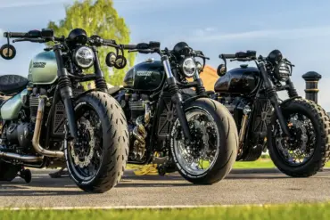 Drei individuell gestaltete Bespoke Bobber Motorräder nebeneinander, mit verschiedenen Ausstattungen, Farben und Auspuffanlagen.