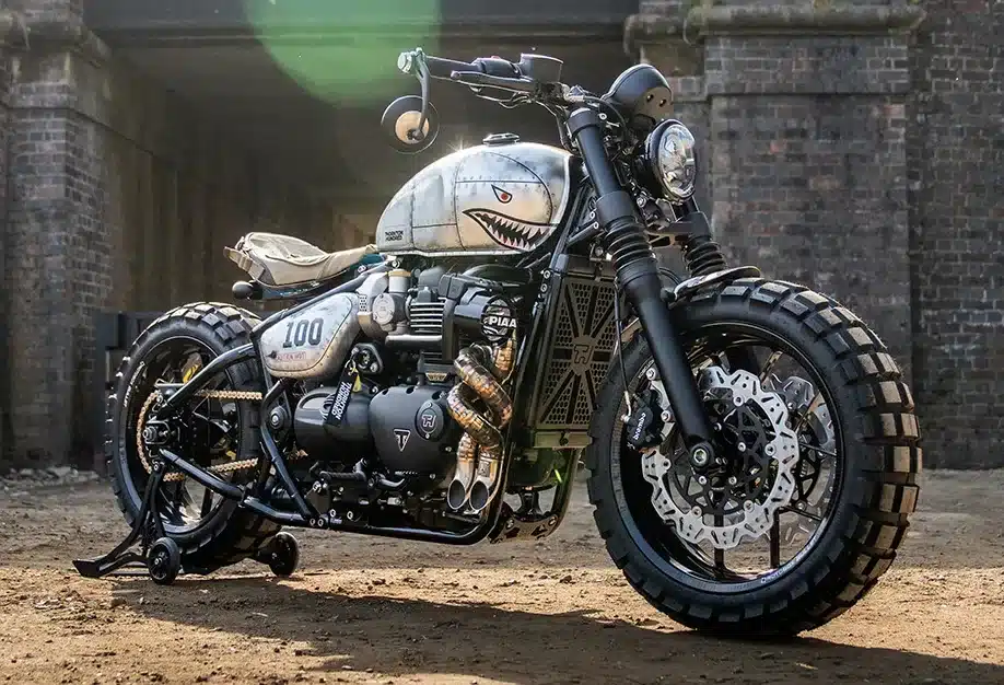 Individuelle, handgefertigte Bespoke Bobber mit auffälligem Tankdesign und spezieller Auspuffanlage.