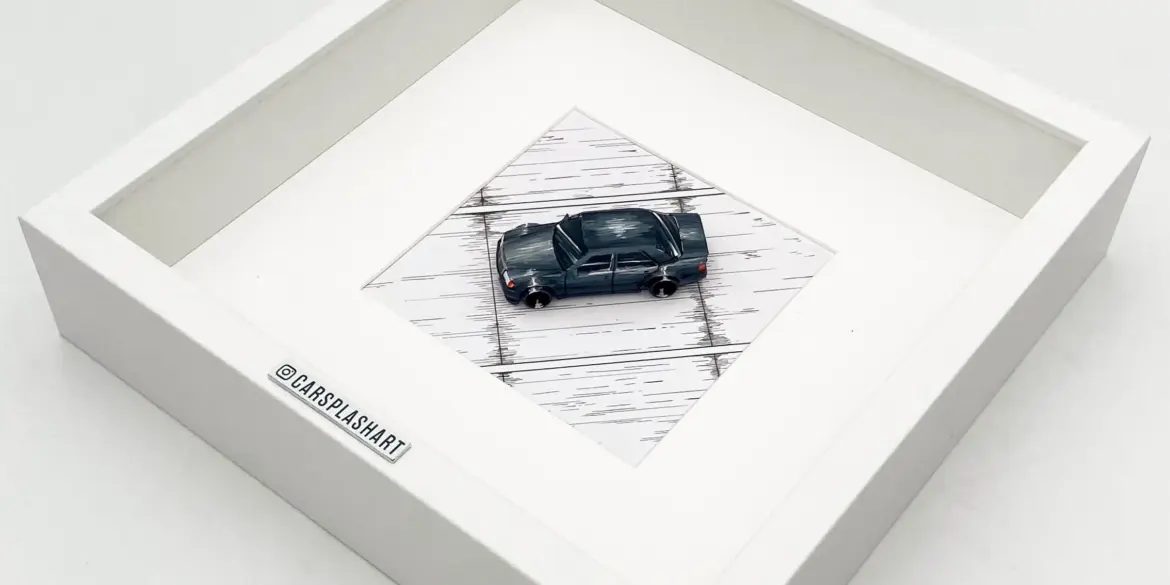 Black 500E Custom 1:64 Modellauto, handgefertigt und gerahmt, auf weißem Untergrund