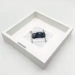 Black 500E Custom 1:64 Modellauto, handgefertigt und gerahmt, auf weißem Untergrund