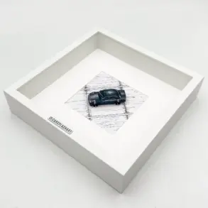 Black 500E Custom 1:64 Modellauto, handgefertigt und gerahmt, auf weißem Untergrund