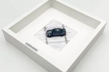 Black 500E Custom 1:64 Modellauto, handgefertigt und gerahmt, auf weißem Untergrund