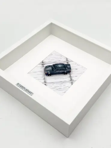 Black 500E Custom 1:64 Modellauto, handgefertigt und gerahmt, auf weißem Untergrund