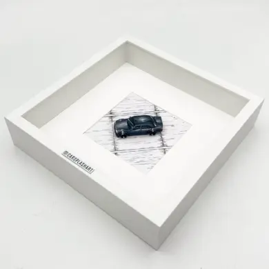 Black 500E Custom 1:64 Modellauto, handgefertigt und gerahmt, auf weißem Untergrund