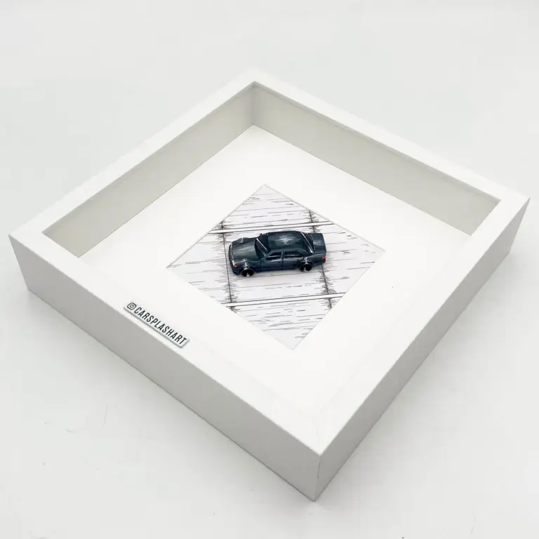 Black 500E Custom 1:64 Modellauto, handgefertigt und gerahmt, auf weißem Untergrund