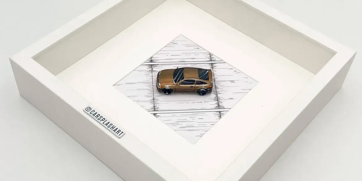 Handgefertigtes braunes Honda CRX 1:64 Modell in weißem Rahmen, dekorativ als Kunstobjekt präsentiert