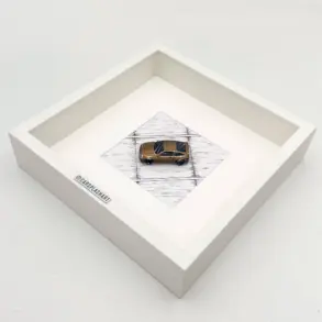 Handgefertigtes braunes Honda CRX 1:64 Modell in weißem Rahmen, dekorativ als Kunstobjekt präsentiert