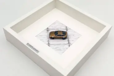 Handgefertigtes braunes Honda CRX 1:64 Modell in weißem Rahmen, dekorativ als Kunstobjekt präsentiert
