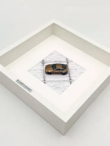 Handgefertigtes braunes Honda CRX 1:64 Modell in weißem Rahmen, dekorativ als Kunstobjekt präsentiert