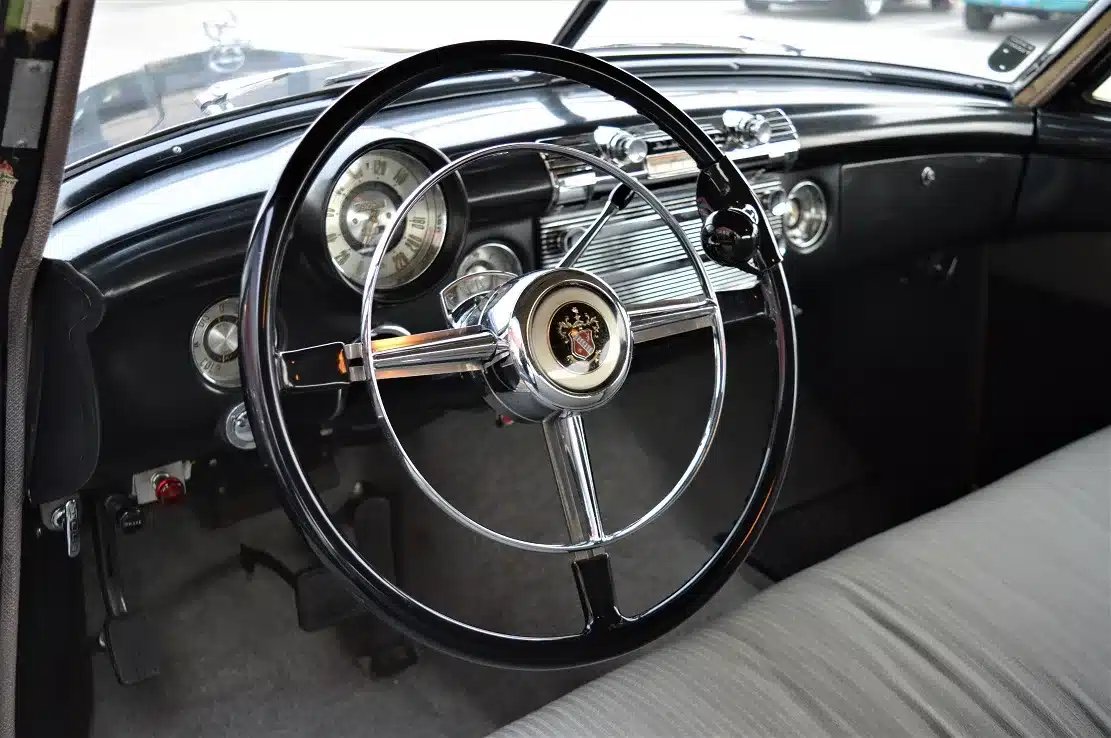 Lenkrad und Armaturenbrett eines Buick Special Jet Back Sedanette aus dem Jahr 1950, Originalzustand, klassisches Design.