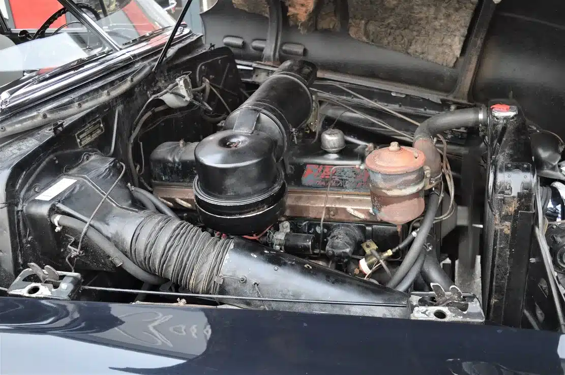 Motorraum des Buick Special Jet Back Sedanette von 1950 mit originalem Reihenachtzylinder und authentischer Patina