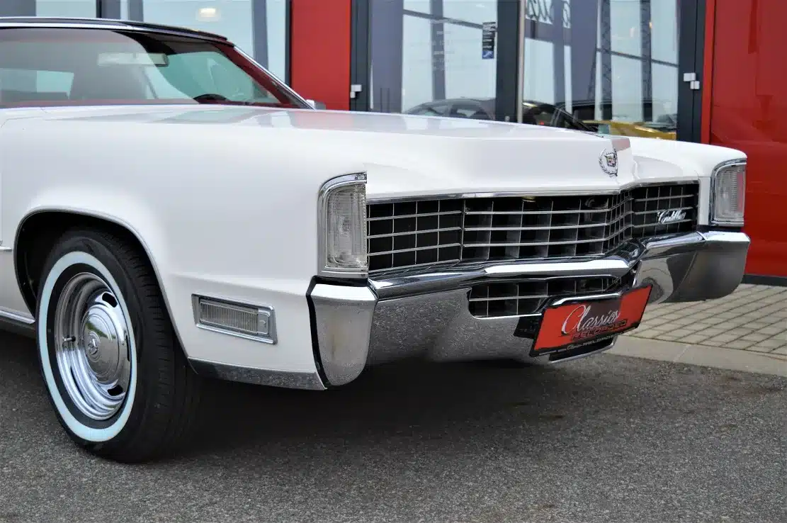 Weißer Cadillac Eldorado Coupe von 1969 mit Chromstoßstange und markantem Frontgrill
