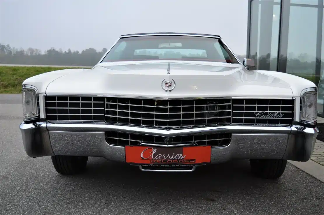 Frontansicht eines weißen Cadillac Eldorado Coupe von 1969 mit schwarzem Vinyl-Dach und verchromtem Kühlergrill