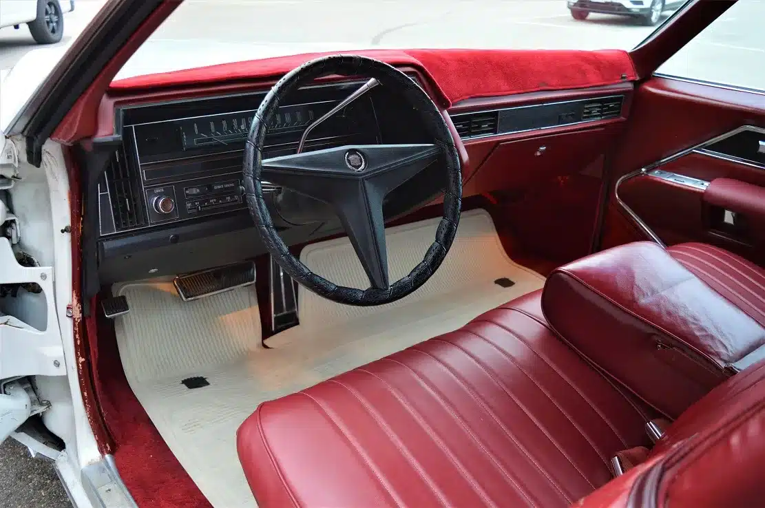 Rotes Leder-Interieur und Cockpit eines Cadillac Eldorado Coupe von 1969, Custom-Ausführung John D’Agostino.