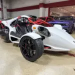 Campagna T-Rex RR 2025 in Weiß mit rotem Käfig, Seitenansicht in einer Fahrzeughalle