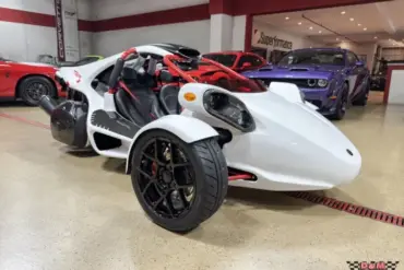 Campagna T-Rex RR 2025 in Weiß mit rotem Käfig, Seitenansicht in einer Fahrzeughalle