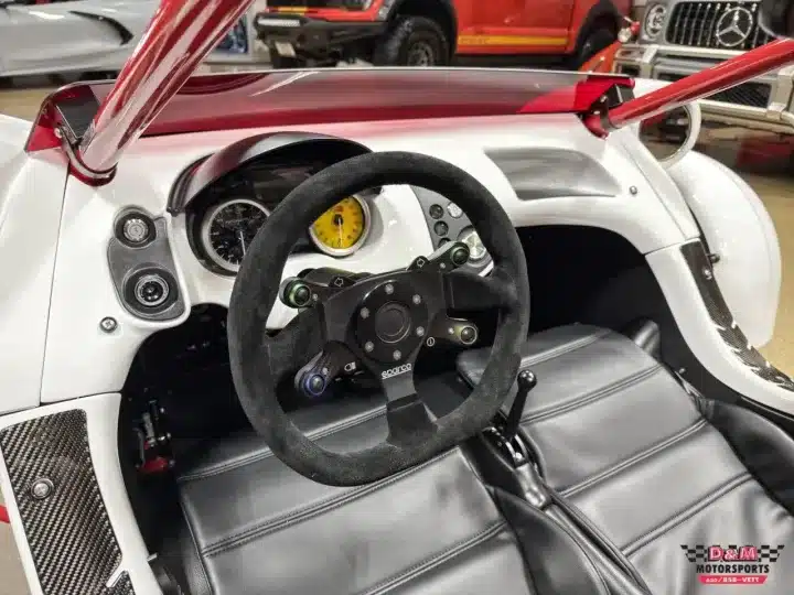 Innenraum und Cockpit des Campagna T‑Rex RR 2025 mit sportlichem Lenkrad und minimalistischer Ausstattung.