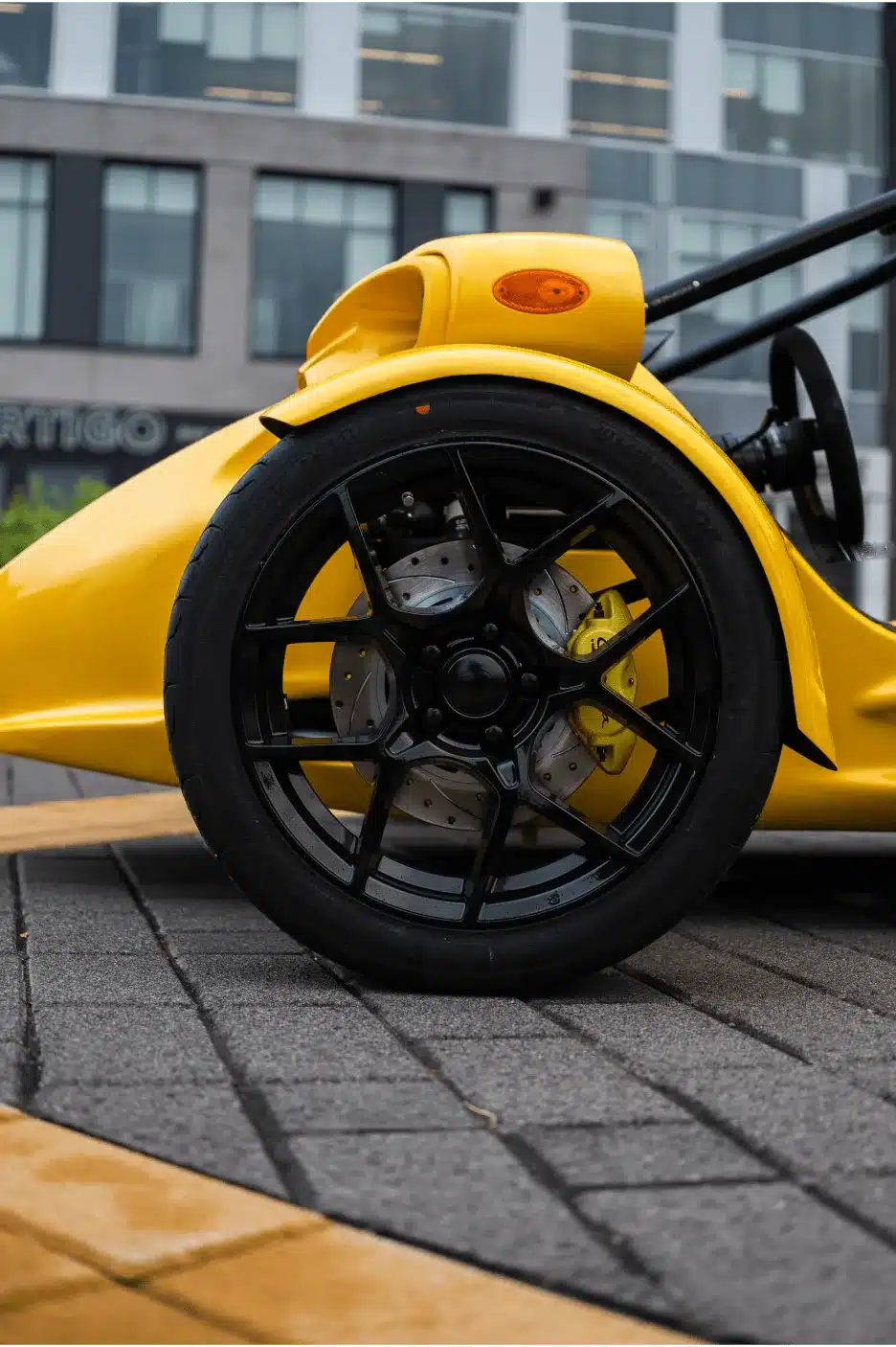 Schwarzes Vorderrad eines gelben Campagna T-REX RR 2026 mit gelochter Bremsscheibe und Sportreifen.