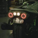 Heckansicht des Campagna T-REX RR 2026, fokussiert auf Rückleuchten, Einzelauspuff und breitem Hinterrad