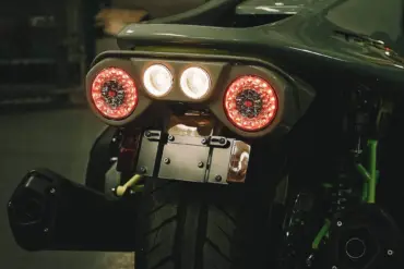 Heckansicht des Campagna T-REX RR 2026, fokussiert auf Rückleuchten, Einzelauspuff und breitem Hinterrad