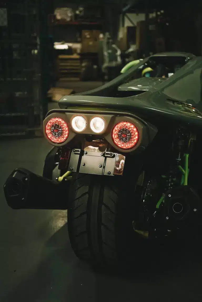 Heckansicht des Campagna T-REX RR 2026, fokussiert auf Rückleuchten, Einzelauspuff und breitem Hinterrad