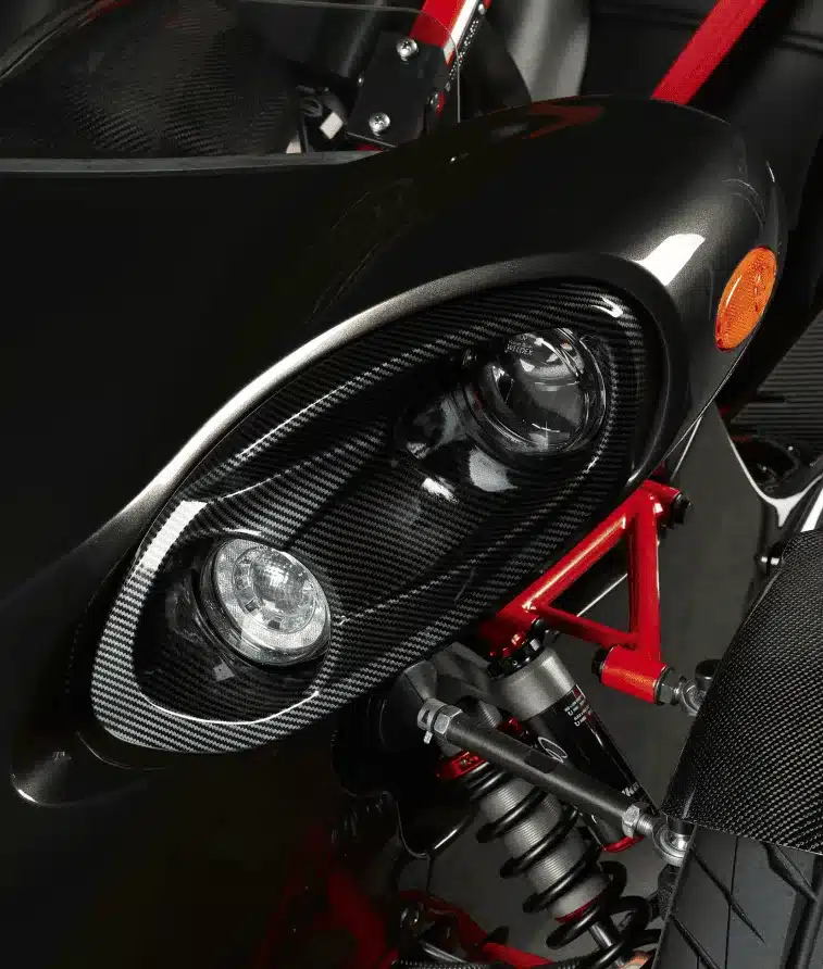 Detailaufnahme des Doppelscheinwerfers und Fahrwerks vom Campagna T-REX RR 2026 mit Carbonoptik