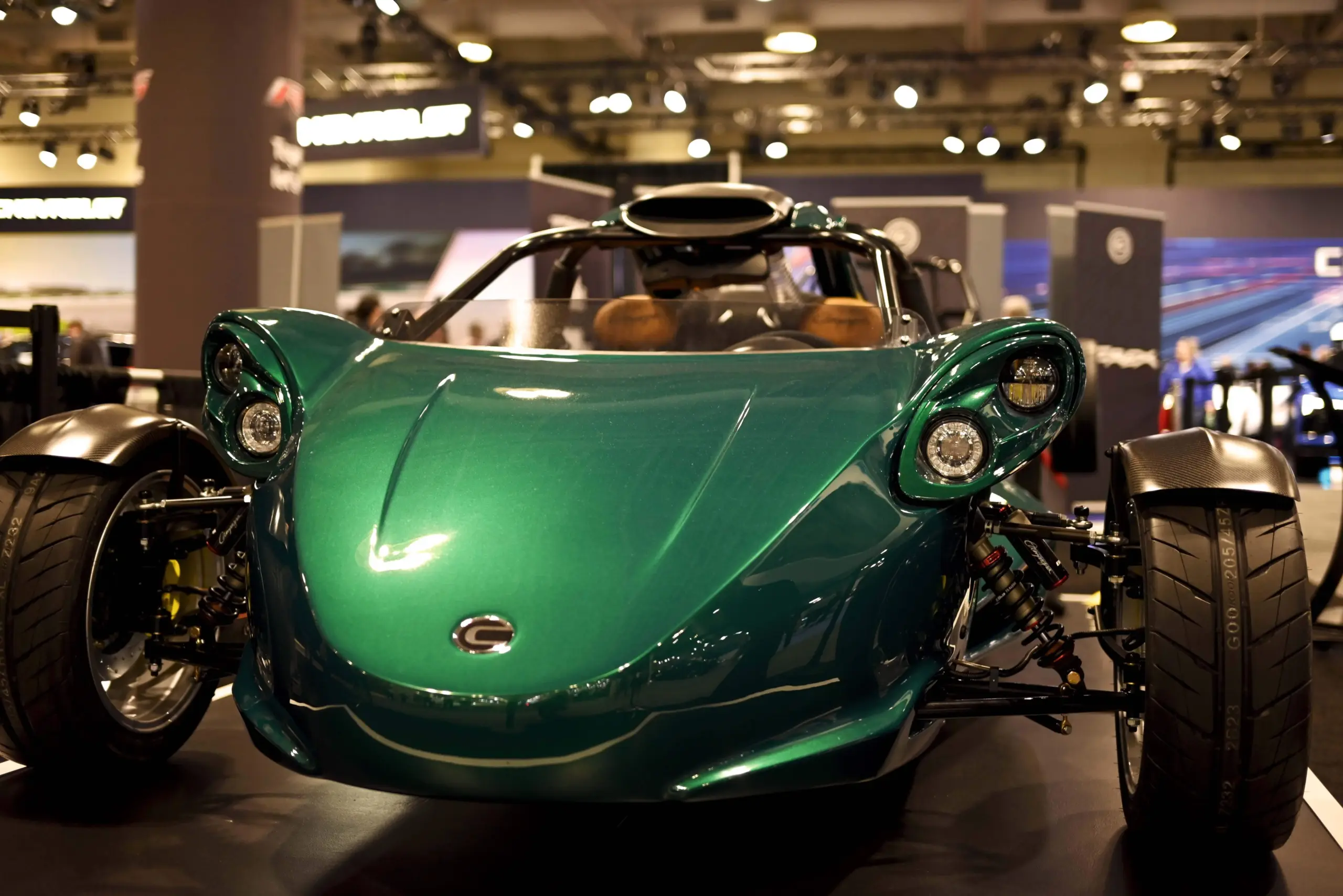 Campagna T‑Rex RR 30 Special Edition in grün, Dreirad mit sportlichem Design, auf einer Ausstellung präsentiert