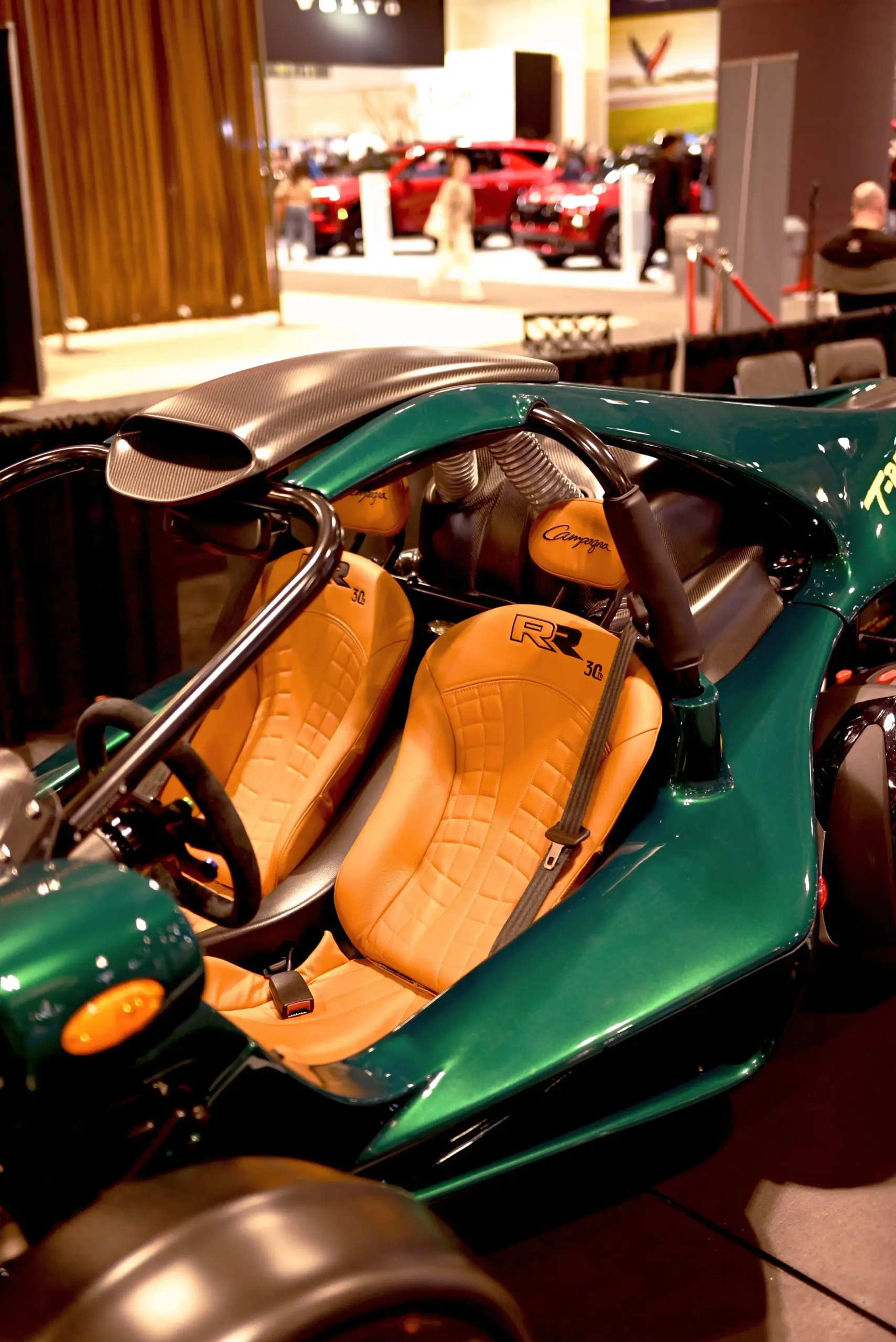 Campagna T‑Rex RR 30 Special Edition Cockpit mit zwei Ledersitzen in Sattelbraun und Racing-Grün-Karosserie.
