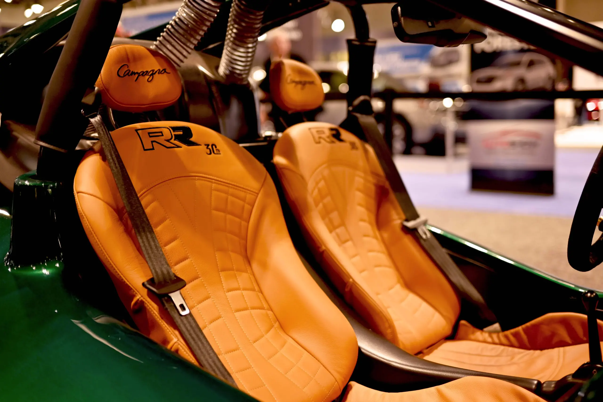 Zwei nebeneinander angeordnete, sattelbraune Ledersitze im Cockpit des Campagna T‑Rex RR 30 Special Edition